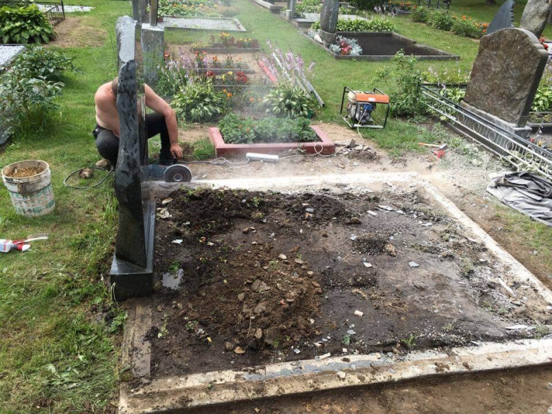 Grave covering KD024